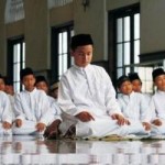 sholat berjamaah di masjid cover